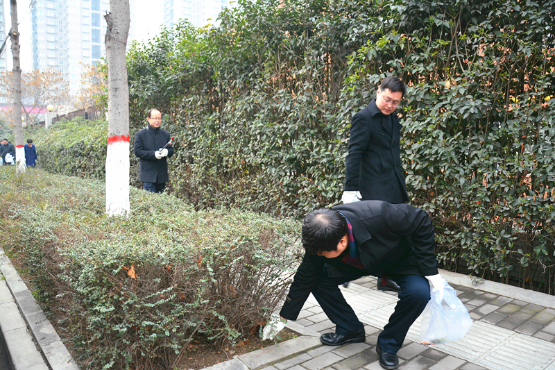 “垃圾不落地，西安更美丽”——我校发动师生 “大扫除”