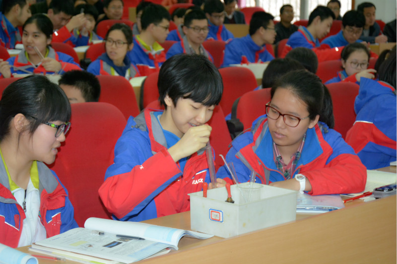 陕西省高中骨干教师省级脱产研修班（高中化学）走进我校参观交流