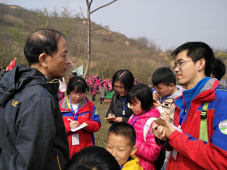 2018年3月10日,西安中学的三秦都市报小记者参加了由三秦都市报、中粮可口可乐有限公司主办的快乐传递绿美家园大型公益植树活动。 植树活动在白鹿原鲸鱼沟竹海风景区启动,中铁十七局、陕西建华工程项目管理有限公司、西安中学、交大阳光中学、启蒙幼儿园、西安培华学院等企业学校参加了植树活动。活动由启动仪式、植树许愿、游览竹海三部分组成,整个活动现场直播,无人机航拍,社会各界人士种植绿竹热情高涨,大家干劲十足,场面热闹。我校三秦都市报小记者张益铭、鱼悦、康凯、刘霁暄及郭子萌(校友)采访了三秦都市报社副社长刘根社