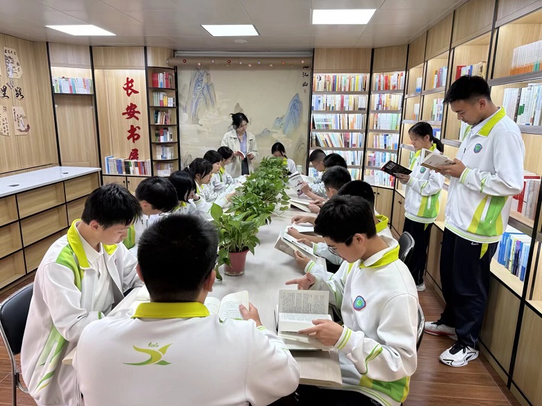 与书同行,读越山海——语文学科组组织开展读书月系列活动